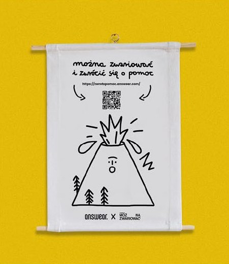 Baner „Można zwariować i zwrócić się o pomoc” z ilustracją wulkanu i kodem QR